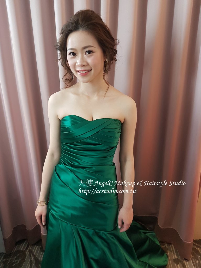 敬酒造型  時尚 俐落 鬆散慵懶中帶微性感  墨綠色緞面禮服 新娘造型